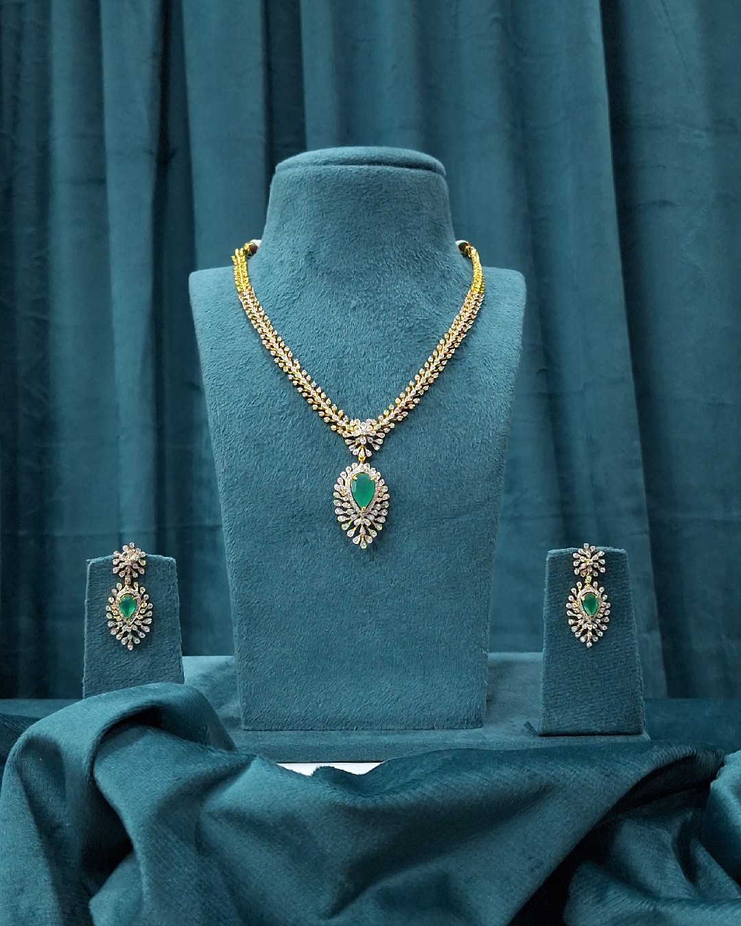 Emerald Radiance Pendant Necklace Set