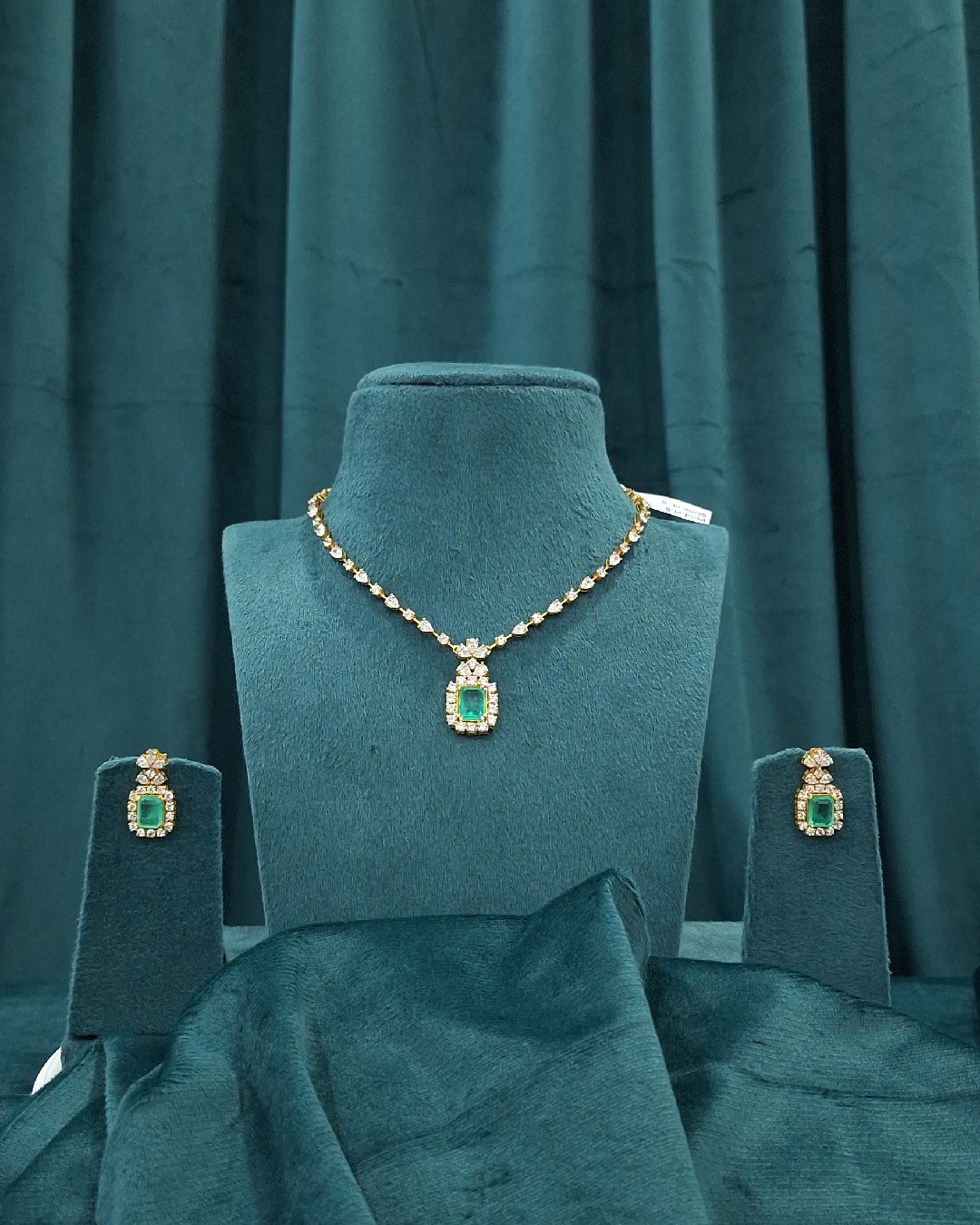 Emerald Regal Pendant Necklace Set