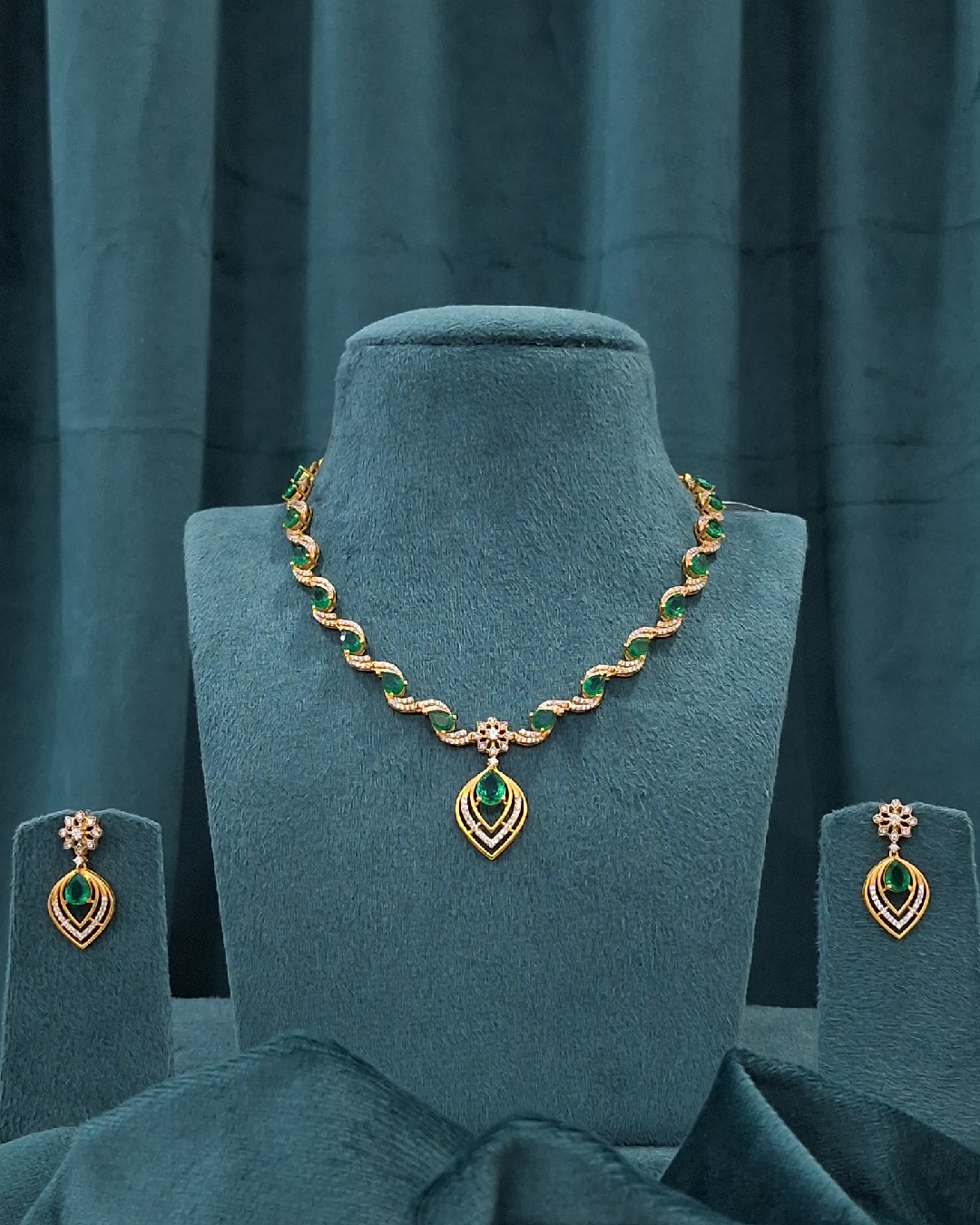 Emerald Diamond Necklace Set