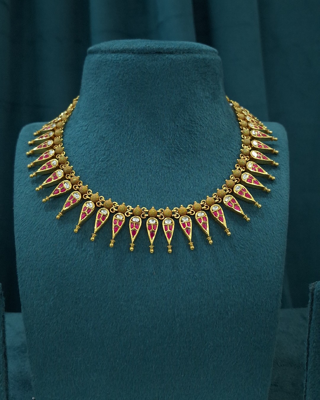 Trikon Kundan Choker