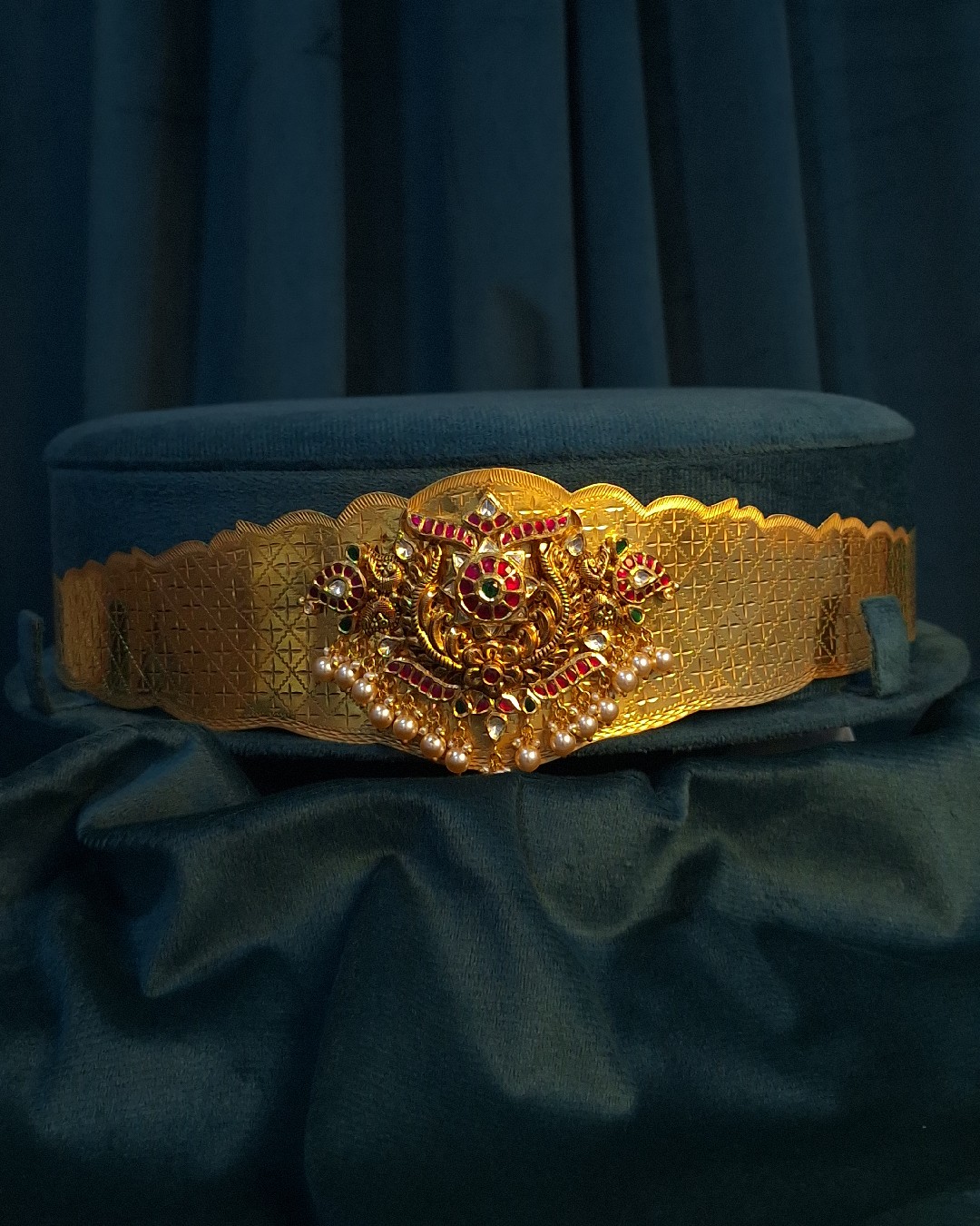 Broad Vaddanam with Kundan Pendant